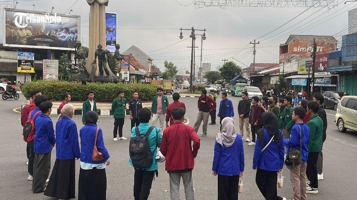EVALUASI PRABOWO GIBRAN - Puluhan mahasiswa yang tergabung dalam Aliansi BEM Solo Raya menggelar aksi unjuk rasa di Tugu Kartasura, Kabupaten Sukoharjo, pada Senin (20/10/2025). Aksi ini merupakan bentuk refleksi dan evaluasi terhadap satu tahun kinerja pemerintahan Presiden Prabowo Subianto dan Wakil Presiden Gibran Rakabuming Raka.