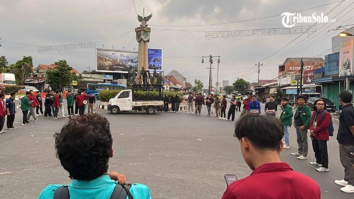 EVALUASI PRABOWO GIBRAN - Puluhan mahasiswa yang tergabung dalam Aliansi BEM Solo Raya menggelar aksi unjuk rasa di Tugu Kartasura, Kabupaten Sukoharjo, pada Senin (20/10/2025). Aksi ini merupakan bentuk refleksi dan evaluasi terhadap satu tahun kinerja pemerintahan Presiden Prabowo Subianto dan Wakil Presiden Gibran Rakabuming Raka.