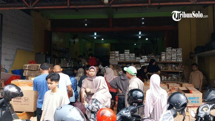 DISERBU - Pusat oleh-oleh Solo dipadati wisatawan dan pemudik pada H+2 Lebaran 2026. Pantauan di Pasar Jongke, Senin (23/3/2026) siang, antrean pembeli tampak mengular di beberapa toko oleh-oleh.