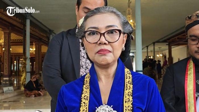 NAIK PANGKAT - Putri tertua Pakubuwomo XIII GKR Panembahan Timoer Rumbai Kusuma, saat ditemui Senin (17/11/2025) di Keraton Solo. Sinuhun Pakubuwono XIV Purboyo menaikkan pangkat lima kerabat dalem usai upacara jumenengan pada Sabtu (15/11/2025).
