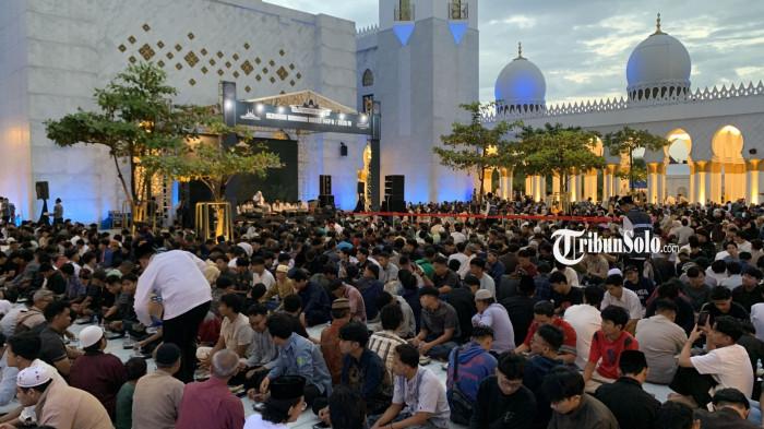RAMAI - Hari pertama bulan Ramadhan, Masjid Raya Sheikh Zayed Solo masih jadi jujugan ribuan umat Muslim untuk berbuka puasa, Kamis (19/2/2026). Masjid ikonik di Kota Solo ini menyiapkan total 420 ribu paket takjil dan makanan berbuka, dengan rata-rata 14 ribu porsi dibagikan setiap hari sepanjang Ramadhan.