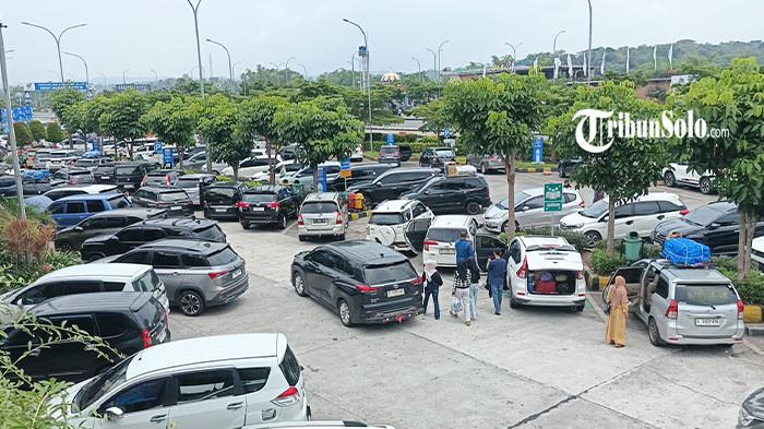 RAMAI - Kendaraan pemudik memadati rest area KM 487 B, di Boyolali, Rabu (25/3/2026).