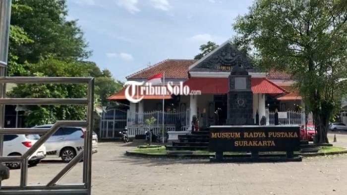 PUSAT KOTA - Suasana Museum Radya Pustaka pada Sabtu (24/1/2025). Lokasi ini dekat dengan toko oleh-oleh khas Solo.