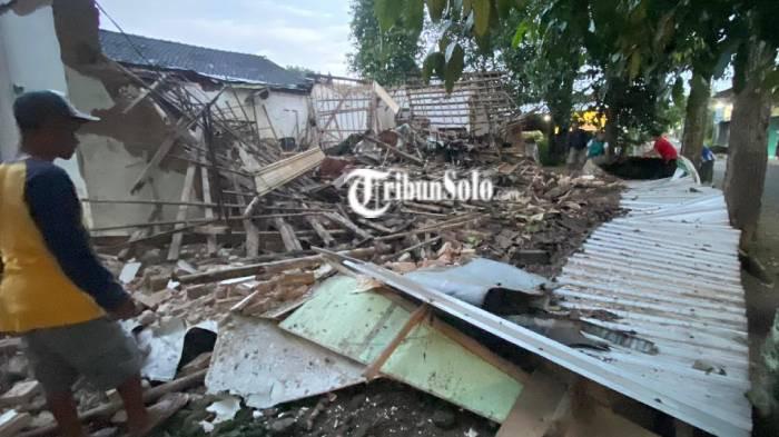 RATA TANAH. Rumah Roboh di Desa Ngadirejo, Kecamatan Kartasura, Kabupaten Sukoharjo pada Senin (2/2/2026). Satu orang meninggal dalam kejadian ini.