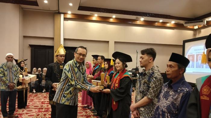 Ratusan mahasiswa diwisuda