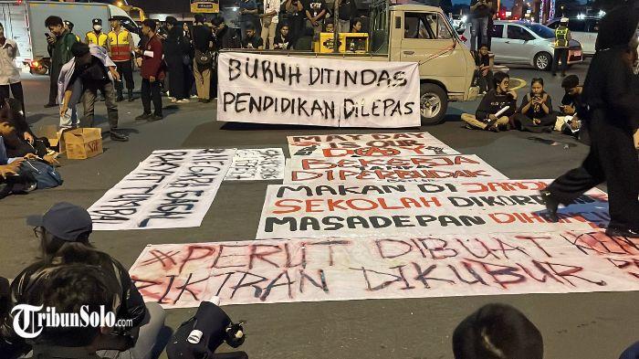 Ratusan mahasiswa yang tergabung dalam aliansi BEM Solo Raya