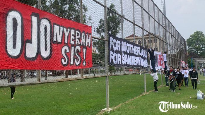 DUKUNGAN - Ratusan supprter Persis Solo padati lapangan Kotta Barat tepat pada sesi latihan Laskar Sambernyawa, Rabu (20/5/2026) sore. Para suporter memberi dukungan di latihan jelang bertolak ke Tangerang, Banten.