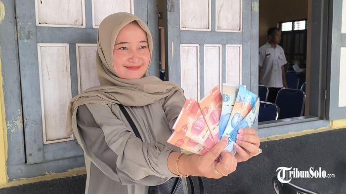 SENYUM GEMBIRA - Raut wajah sumringah warga Desa Sidowayah, Kecamatan Polanharjo, Kabupaten Klaten, Rabu (11/3/2026). Ia menerima dana sosial atau tunjangan hari raya (THR) jelang Idul Fitri 2026.