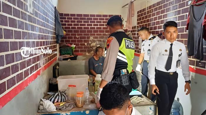 RAZIA. Petugas gabungan melakukan razia di kamar hunian warga binaan pemasyarakatan (WBP) di Lapas Kelas IIB Wonogiri, Senin (6/4/2026). Ada temuan barang yang tak boleh dibawa napi.