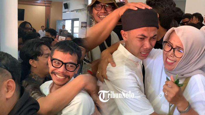 VONIS BEBAS - Reaksi dua dari tiga terdakwa kasus kerusuhan Solo 29 Agustus 2025 usai ketiganya resmi divonis bebas oleh majelis hakim di Pengadilan Negeri (PN) Solo, Senin (30/3/2026) siang. Ketiganya dinyatakan tak bersalah.