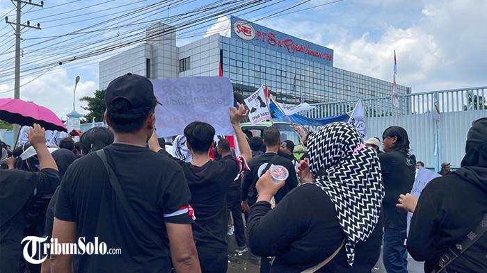 TUNTUT PESANGON - Ribuan orang mantan karyawan PT Sri Rejeki Isman Tbk (Sritex) menggelar aksi damai di depan kompleks pabrik Sritex, Kabupaten Sukoharjo, Senin (10/11/2025). Mereka menuntut kejelasan pembayaran pesangon dan Tunjangan Hari Raya (THR) yang belum diterima hingga kini.