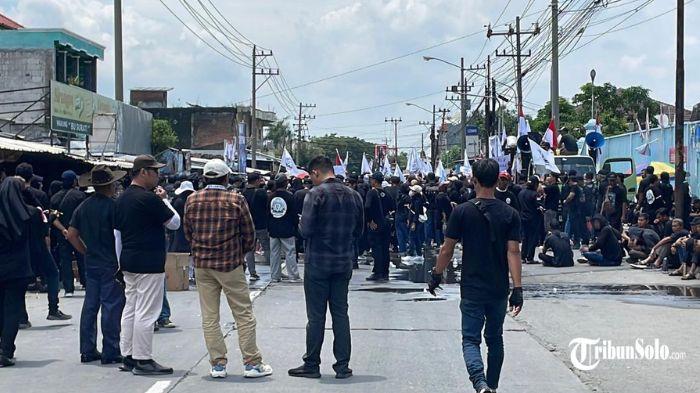 TUNTUT HAK - Ribuan orang mantan karyawan PT Sri Rejeki Isman Tbk (Sritex) menggelar aksi damai di depan kompleks pabrik Sritex, Kabupaten Sukoharjo, Senin (10/11/2025). Mereka menuntut kejelasan pembayaran pesangon dan Tunjangan Hari Raya (THR) yang belum diterima hingga kini.