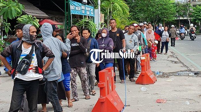 Ribuan Orang Rela Antre Panjang di Jalanan Solo, Mengular Demi Nasi Kotak dan Uang Rp100 Ribu
