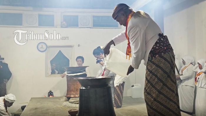 SAKRAL. Ritual menanak nasi Keraton Solo. Acara ini digelar 8 tahun sekali.