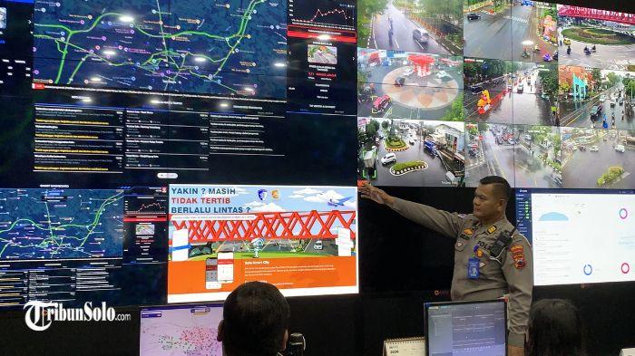 PERSIAPAN LEBARAN - Ruang Traffic Management Centre (TMC) Polresta Solo bakal dioptimalkan dalam pengamanan arus mudik Lebaran 2026. Setidaknya 200-an kamera pengawas (CCTV) yang terpasang di berbagai sudut kota akan digunakan untuk pengamanan mudik Lebaran kali ini.