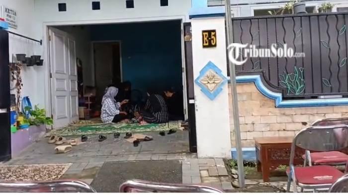 RUMAH DUKA. Suasana rumah duka Yazid Ahmad Firdaus (26) di Colomadu, Karanganyar pada Selasa (10/2/2026). Jenazah pendaki tersebut ditemukan di bukit Mitis.