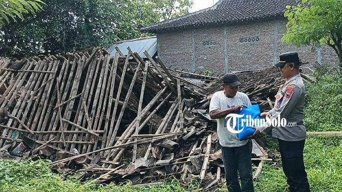 DAPAT SANTUNAN. Kapolsek Ngemplak, AKP Widarto saat memberikan bantuan kepada Bunyahmin, warga Dukuh Sambiroto, Desa Sindon, Kecamatan Ngemplak, yang rumahnya rata dengan tanah, Rabu (20/5/2026). Rumahnya tiba-tiba ambruk.