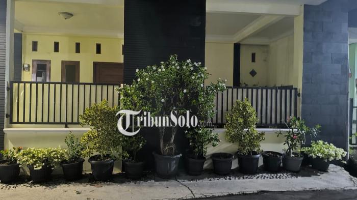 SEPI. Rumah Sekretaris Dewan (Sekwan) DPRD Kabupaten Klaten, Mochammad Nurrosyid di Klaten terpantau sepi pada Minggu (16/11/2025). Almarhum dikabarkan dimakamkan di Blora.