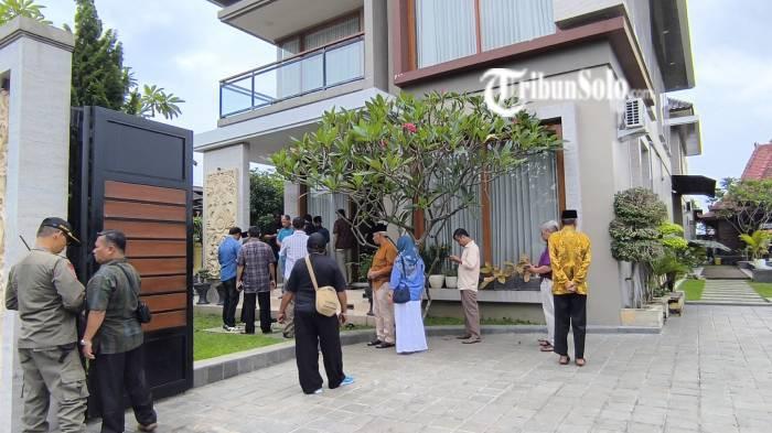 DIPADATI PELAYAT. Rumah duka dari Wakil Bupati Klaten Benny Indra Ardhianto di Desa Karang, Kecamatan Delanggu, Kabupaten Klaten, Sabtu (7/2/2026). Para pelayat sudah datang ke lokasi, terlihat beberapa pejabat di lokasi.