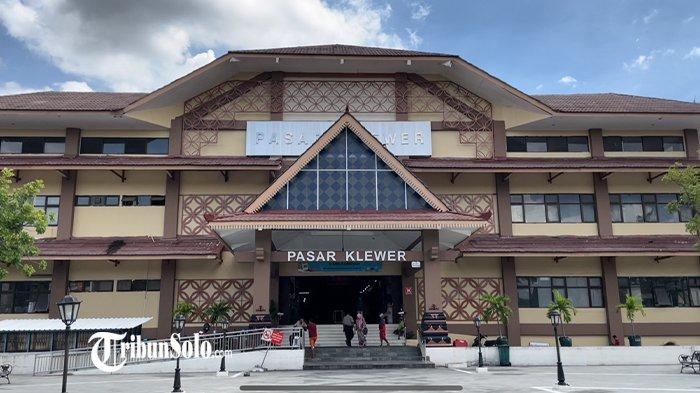 SEPI PENGUNJUNG - Suasana Pasar Klewer di Solo, Jawa Tengah, Selasa (22/4/2025). Kunjungan ke Pasar Klewer makin menurun tiap tahunnya. Sepinya pasar tradisional diduga karena makin maraknya e-commerce.