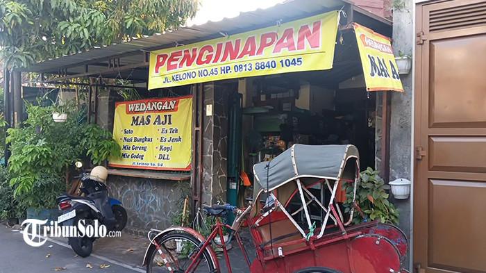 SEWAKAN RUMAH - Rumah Ganif Marina, warga di gang Kelono Kampung Gurawan, Pasar Kliwon, Solo, Kamis (9/10/2025). Banyak warga sekitar Masjid Riyadh Solo memanfaatkan even tahunan Peringatan Haul Habib Ali bin Muhammad Al Habsyi untuk menyulap rumahnya menjadi penginapan bagi jamaah yang datang dari luar Kota Solo.