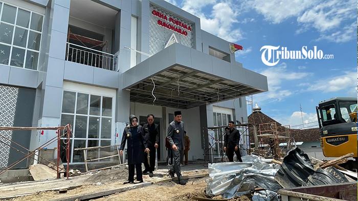 Tegas! Bupati Etik dan Wakil Bupati Sidak Proyek Perpustakaan Sukoharjo, Soroti Progres yang Lambat