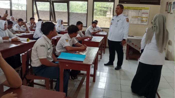 SIDAK SEKOLAH - Kepala Dinas Pendidikan dan Kebudayaan (Disdikbud) Sukoharjo, Havid Danang Purnomo Widodo, melakukan inspeksi mendadak (sidak) ke SMPN 2 Mojolaban pada Rabu (21/1/2026). Sidak itu membuahkan hasil bahwa empat guru di SMPN 2 Mojolaban tidak masuk mengajar saat jam pelajaran tanpa izin kepala sekolah.