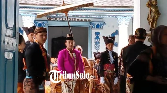 SANG RAJA - Sosok raja Keraton Kasunanan Solo yang baru, SISKS Pakubuwono (PB) XIV Hamengkunegoro. Ia pertama kalinya menampakkan diri usai ditasbihkan sebagai penguasa Keraton Solo, Sabtu (15/11/2025).
