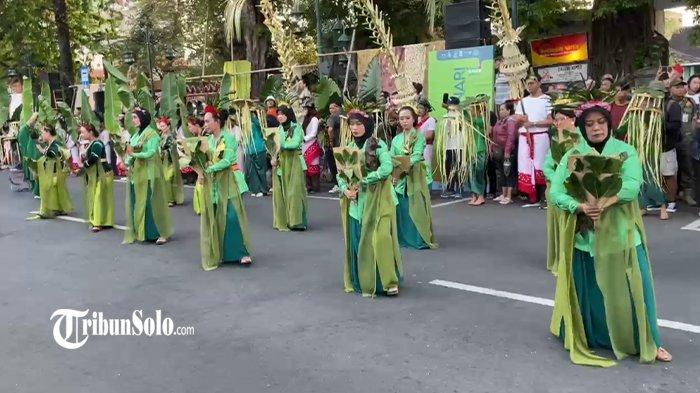 SOLO MENARI - Gelaran Solo Menari 2025 diikuti antusias para penari yang ada di Kota Solo, Selasa (29/4/2025). Rangkaian gelaran Solo Menari 2025 telah digelar sejak pagi hari, yakni di Taman Balekambang Solo bertajuk Jelajah Daun, di Halaman Balaikota Surakarta yang diikuti banyak sanggar tari dan pelajar, hingga tari massal di Koridor Ngarsapuro.