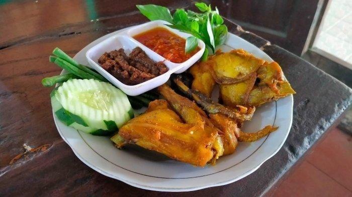 AYAM GORENG ENAK - Sajian ayam goreng di warung Ayam Kampung Goreng Mbah Karto Tembel di Kecamatan Bendosari, Kabupaten Sukoharjo, Jawa Tengah, Kamis (1/9/2022). Berikut rekomendasi kuliner di Sukoharjo. (TribunTravel/ Nurul Intaniar)