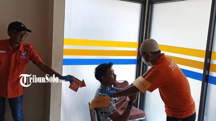 CEKIK KORBAN.  Salah satu adegan rekonstruksi kasus perampokan maut di Dukuh/Desa Pengkol, Kecamatan Karanggede yang digelar di Mapolres Boyolali, Rabu (9/4/2026). Pelaku diminta memperagakan adegan pembunuhan di Boyolali.