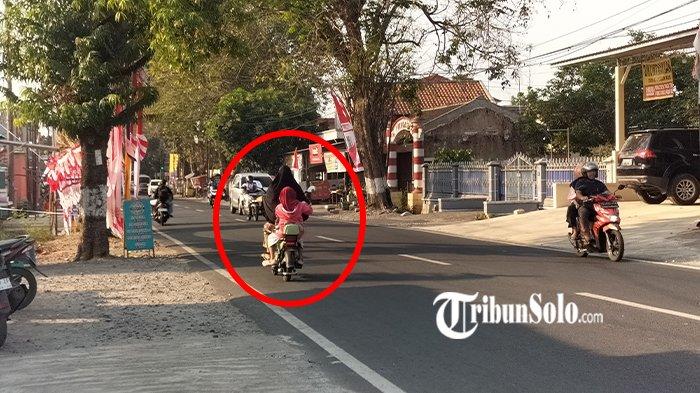 Salah satu pengendara sepeda listrik saat melintas di Jalan Sragen-Batu Jamus, Kecamatan Karangmalang, Kabupaten Sragen, Rabu (31/7/2024).