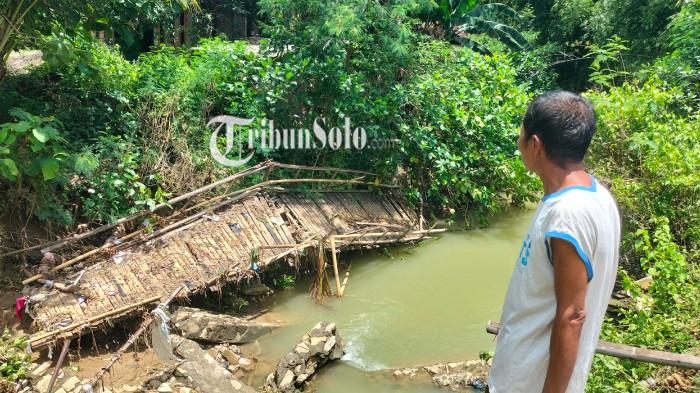 JEMBATAN RUSAK. Salah seorang warga Dukuh Pringjowo, Desa Krobokan, Kecamatan melihat puing jembatan darurat yang hanyut, Rabu (22/10/2025).