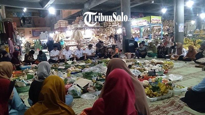 Tradisi Pedagang Pasar Wisata Tawangmangu Sambut Bulan Suro: Berhenti Jualan Sejenak, Gelar Kenduri