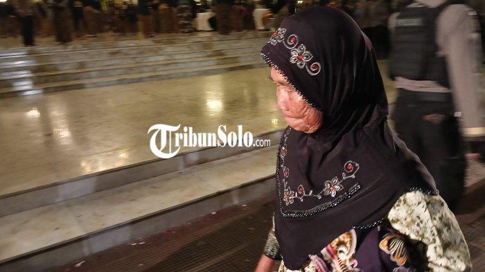 Lansia Wonogiri Ini Berebut Bunga Bekas Jamasan Pusaka : Buat Campuran Pakan Ternak, Bikin Gemuk