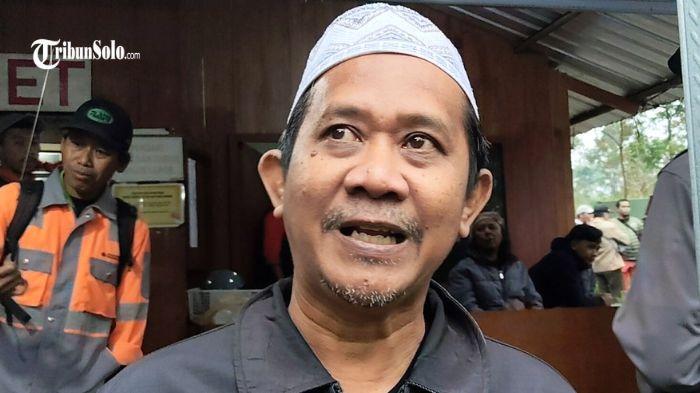 CEMAS - Sapto Mulyadi (53), ayah Yazid Ahmad Firdaus (26) survivor pendaki bukit mongkrang yang dikabarkan menghilang setelah melakukan pendakian bersama teman-temannya berada di basecamp Mongkrang, Rabu (21/1/2026). Ia siap bergabung dengan relawan dalam melakuakn pencarian