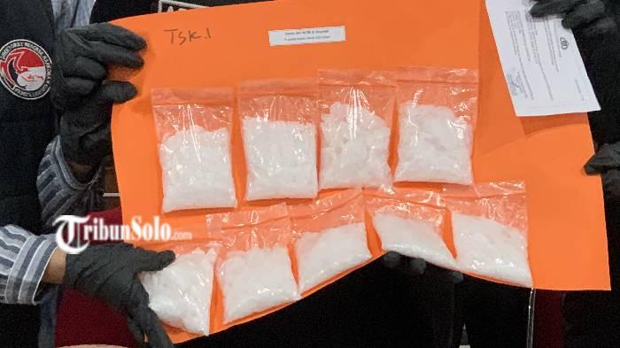 BARANG BUKTI. Satresnarkoba Polresta Solo amankan pelaku pengedar sabu dengan barang bukti lebih dari 1 kilogram, Selasa (20/1/2026). Kasus ini berawal dari tangkapan di Solo.