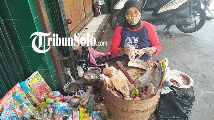 Kisah Lansia Asal Klaten, Hidup Sendirian di Solo, Jualan Gulali Rambut Nenek untuk Bertahan Hidup