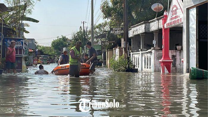 BANJIR - Sebanyak 108 kepala keluarga (KK) di Dusun Keden RT 01 RW VII, Desa Gentan, Kecamatan Baki, Kabupaten Sukoharjo terendam banjir sejak Selasa (14/4/2026) malam. Hujan dengan intensitas tinggi mulai turun sekitar pukul 14.00 WIB dan terus berlanjut hingga Rabu (15/4/2026) sekitar pukul 02.00 WIB.
