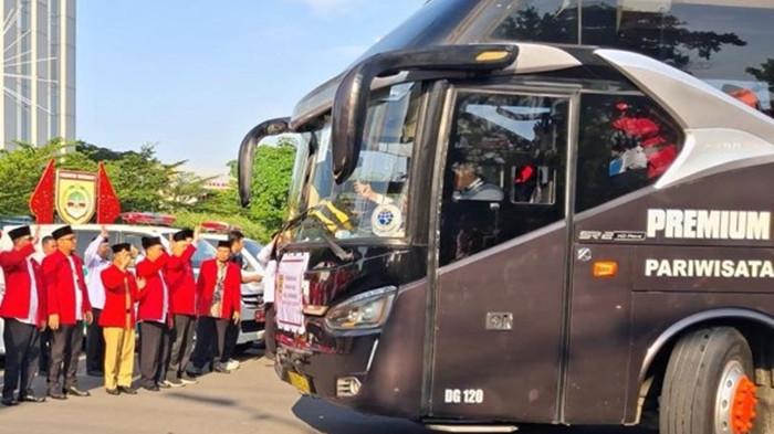 KEBERANGKATAN CALHAJ - Sebanyak 355 calon haji yang tergabung dalam Kelompok Terbang (Kloter) 63 asal Kabupaten Sukoharjo resmi diberangkatkan untuk menunaikan ibadah haji ke Tanah Suci, Selasa (12/5/2026).