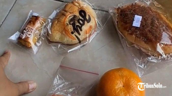 DIKEMBALIKAN - Sebanyak 46 paket MBG di PAUD/KB Kids Fun Education, Gagaksipat, Kecamatan Ngemplak, dikembalikan ke dapur Satuan Pelayanan Pemenuhan Gizi (SPPG) karena menu sosis yang tanggal kedaluwarsanya dinilai mepet. Peristiwa itu terjadi pada Jumat (27/2/2026).