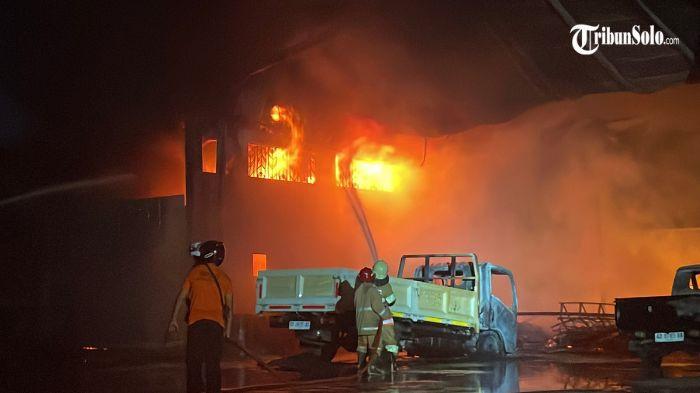 KEBAKARAN - Sebuah bengkel truk di Jalan Tanjung Anom, Kecamatan Grogol, Kabupaten Sukoharjo, dilalap api pada Senin (15/12/2025) sore. Peristiwa kebakaran terjadi sekitar pukul 17.50 WIB dan sempat menggegerkan warga karena asap hitam pekat membumbung tinggi ke udara.