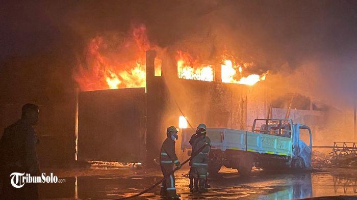 Sebuah bengkel truk di Jalan Tanjung Anom, Kecamatan Grogol