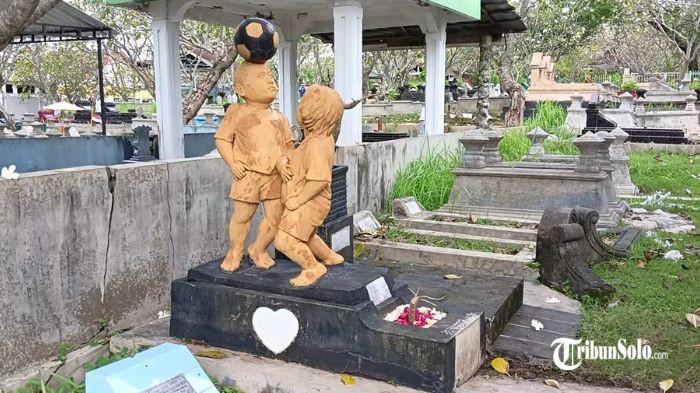 MAKAM VIRAL - Sebuah makam di Tempat Pemakaman Umum (TPU) Bonoloyo, Kecamatan Banjarsari, Kota Solo, Senin (17/11/2025). Makam ini mendadak viral di media sosial, pasalnya di atas makam tersebut terdapat patung dua bocah yang tengah bermain bola.