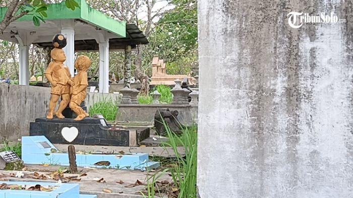 MAKAM VIRAL - Sebuah makam di Tempat Pemakaman Umum (TPU) Bonoloyo, Kecamatan Banjarsari, Kota Solo, Senin (17/11/2025). Makam ini mendadak viral di media sosial, pasalnya di atas makam tersebut terdapat patung dua bocah yang tengah bermain bola.