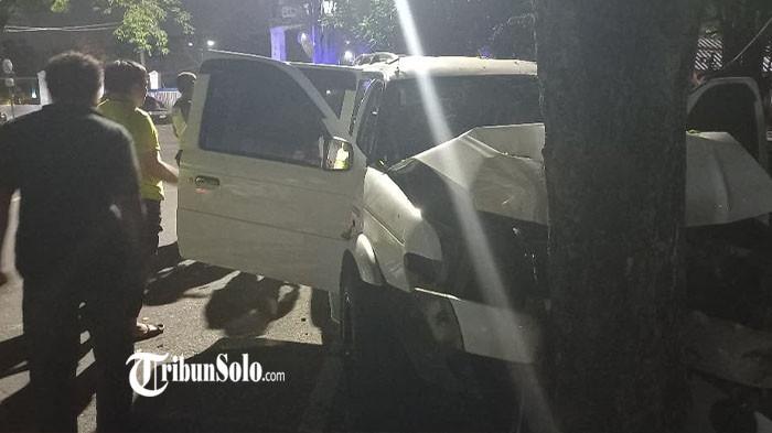 TABRAK LARI - Sebuah mobil Ford Everest putih bernomor polisi L 1629 DAG harus berurusan dengan polisi setelah diduga melakukan tabrak lari di kawasan Simpang Empat Gendengan, Solo, Sabtu (23/5/2026) dini hari. Usai menabrak dua pemotor, mobil tersebut justru kabur hingga akhirnya menghantam pohon dan tiang listrik di depan Pasar Depok saat dikejar warga.