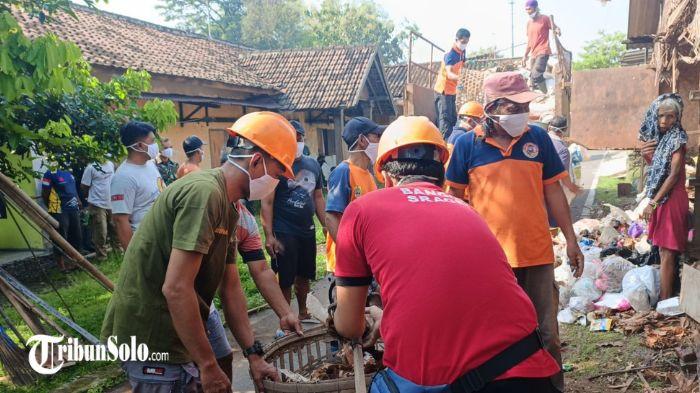 BERSIHKAN SAMPAH - Sebuah rumah milik lansia di Kabupaten Sragen dipenuhi tumpukan sampah hingga menggunung, Kamis (2/4/2026) lalu. Pembersihan dilakukan Dinas Lingkungan Hidup (DLH) Kabupaten Sragen menggunakan lebih dari satu truk untuk mengevakuasi sampah tersebut.