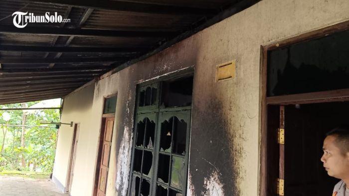 DIBAKAR - Sebuah rumah milik warga Desa Nungkulan, Kecamatan Girimarto, Wonogiri dibakar oleh orang tak dikenal pada Kamis (20/11/2025) sekitar pukul 15.30 WIB. Dari informasi yang diterima polisi, korban diketahui kerap berurusan dengan bank harian atau bank plecit,