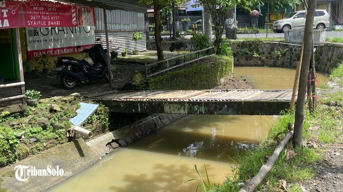 Sebuah sepeda motor jenis Suzuki Shogun berwarna biru nomor polisi AD 3229 B