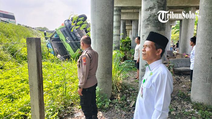 Sebuah truk trailer bermuatan 25 ton gypsum terguling di KM 500 Tol Solo–Ngawi, Boyolali